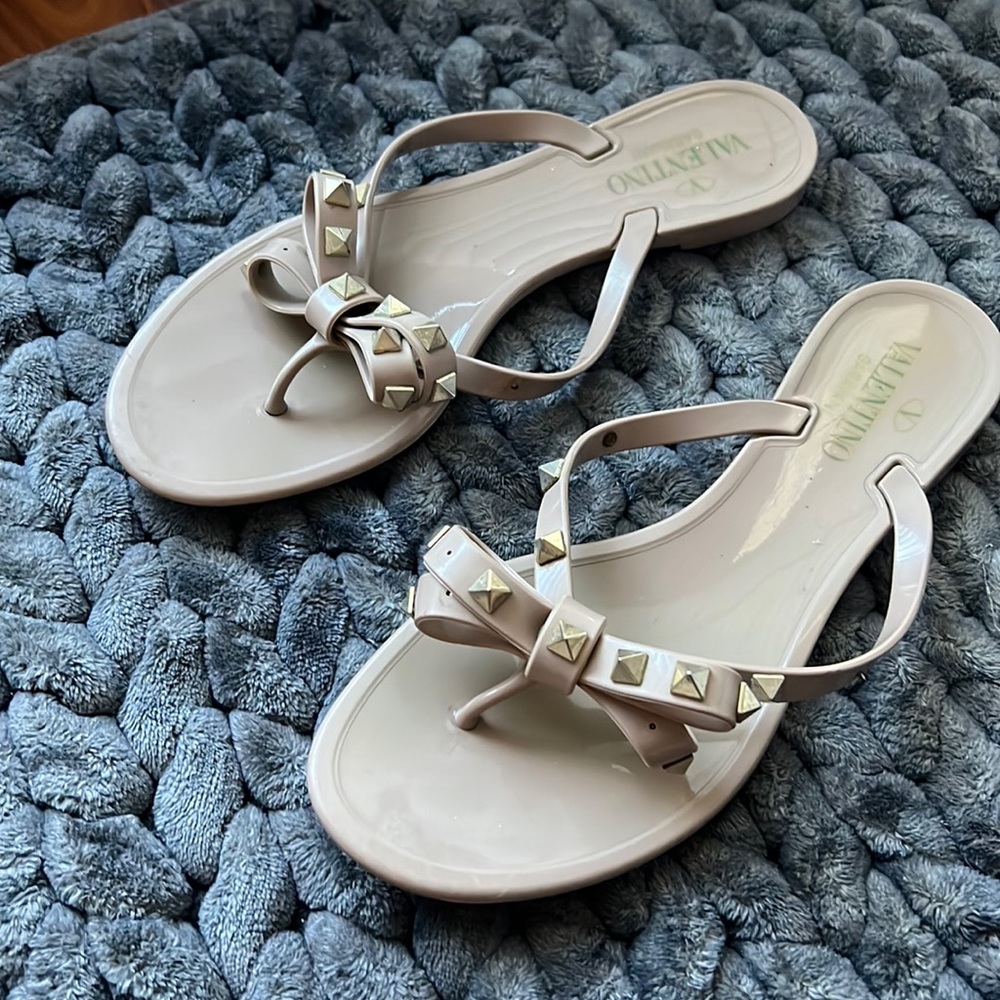 Valentino Garavani rubber rockstud thong sandal. Size 38.